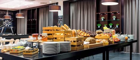 Petit déjeuner complet (475 CZK par personne)