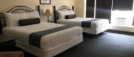 Standaard kamer, 2 queensize bedden | Een kluis op de kamer, een strijkplank/strijkijzer