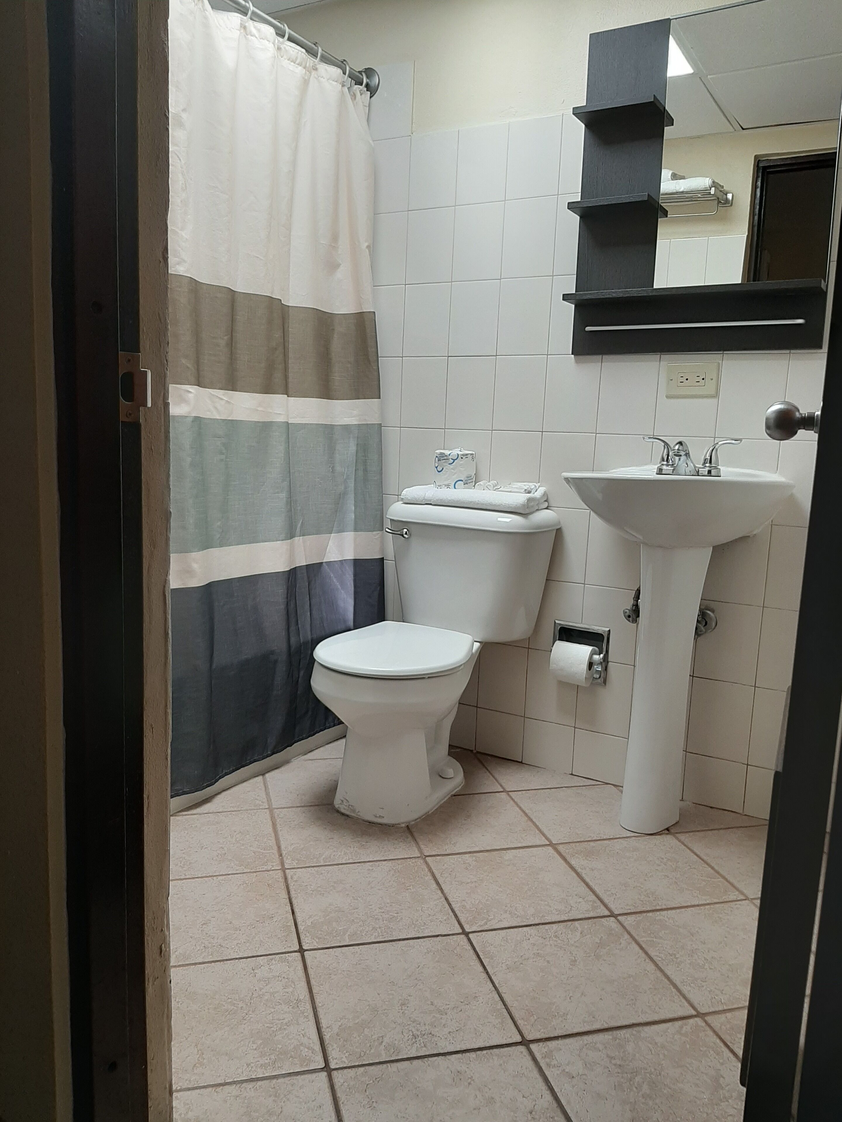 standard room, 1 king bed | bathroom | shower, free toiletries, hair dryer, towels