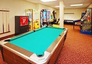 Billiards - La Quinta Inn & Suites By Wyndham Lake George (Lake George)