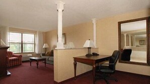 32-inch flat-screen TV with cable channels, TV, pay movies - La Quinta Inn & Suites By Wyndham Lake George (Lake George)