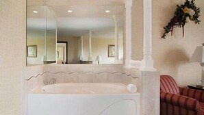 Deep soaking bathtub - La Quinta Inn & Suites By Wyndham Lake George (Lake George)
