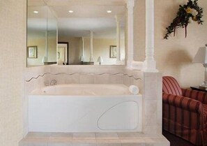 Deep soaking bathtub - La Quinta Inn & Suites By Wyndham Lake George (Lake George)