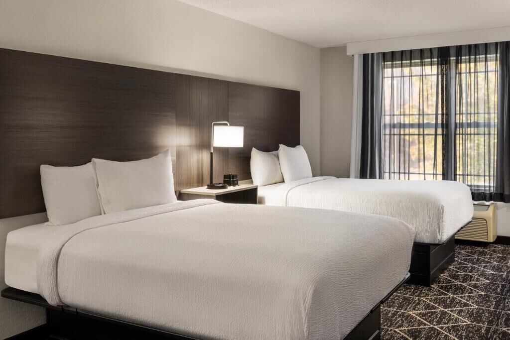 مكتب ومكواة/لوح كي وواي فاي مجانًا ومُنبهات