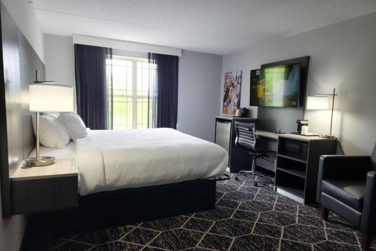 Desk, iron/ironing board, WiFi (free), alarm clocks