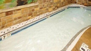 Indoor pool - La Quinta Inn & Suites By Wyndham Lake George (Lake George)