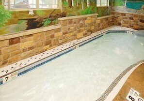 Indoor pool - La Quinta Inn & Suites By Wyndham Lake George (Lake George)