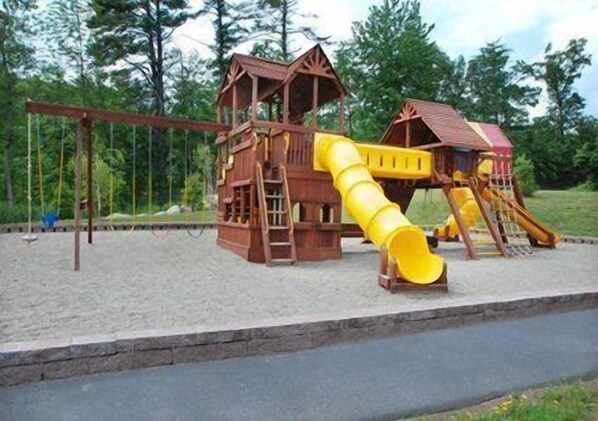 Children's play area - outdoor - La Quinta Inn & Suites By Wyndham Lake George (Lake George)
