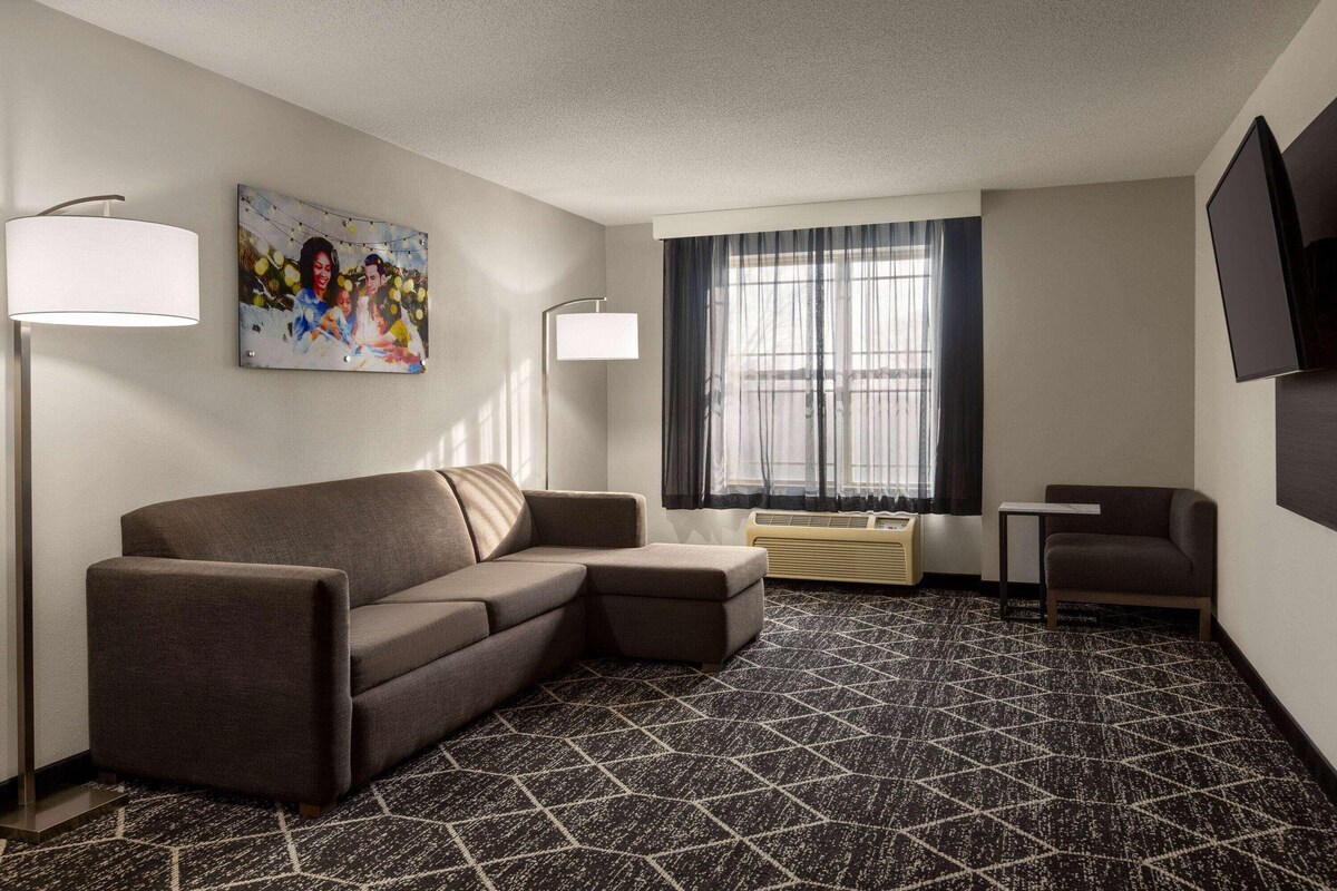 Living area | 32-inch flat-screen TV with cable channels, TV, pay movies