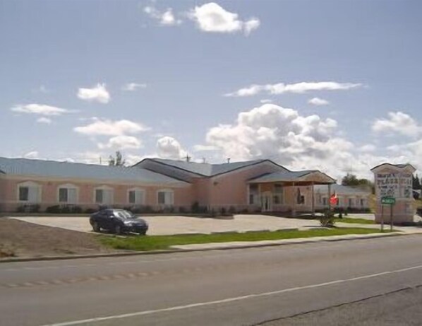 Exterior - Glacier Gateway Plaza (Cut Bank)