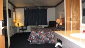 Deluxe Room | Desk, iron/ironing board, cribs (free), rollaway beds (surcharge) - Glacier Gateway Plaza (Cut Bank)