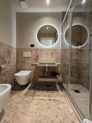 Superior dubbelrum eller tvåbäddsrum | Badrum | Dusch, gratis toalettartiklar, hårtork och bidé