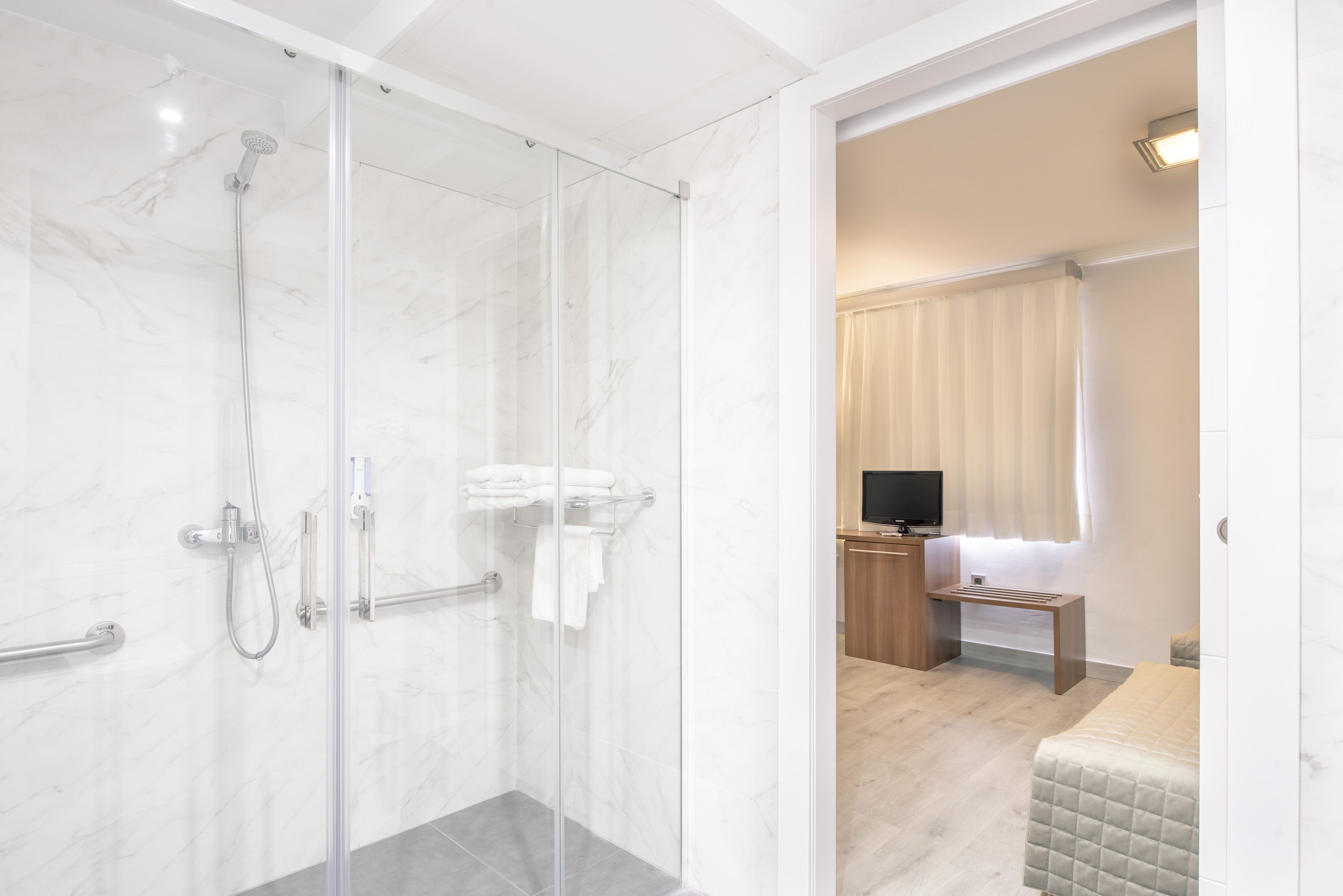 シャワー、ヘアドライヤー、タオル