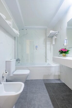 Triple Room (+ Extra bed adult) | Bathroom | Shower, hair dryer, towels - BS Príncipe Felipe (Albolote)
