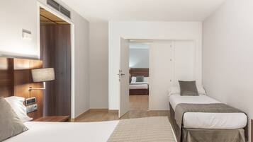 Desk, soundproofing, free cots/infant beds, free WiFi