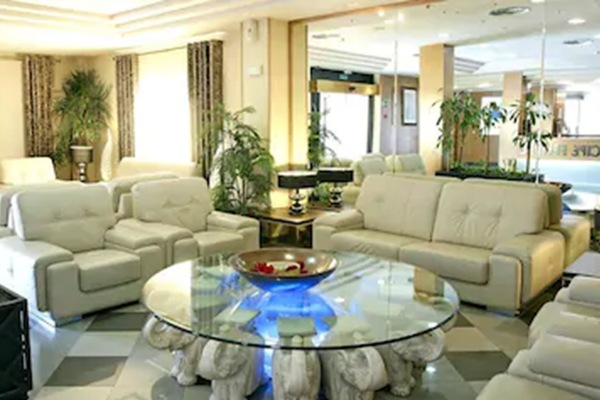2 bars/lounges, tapas bar