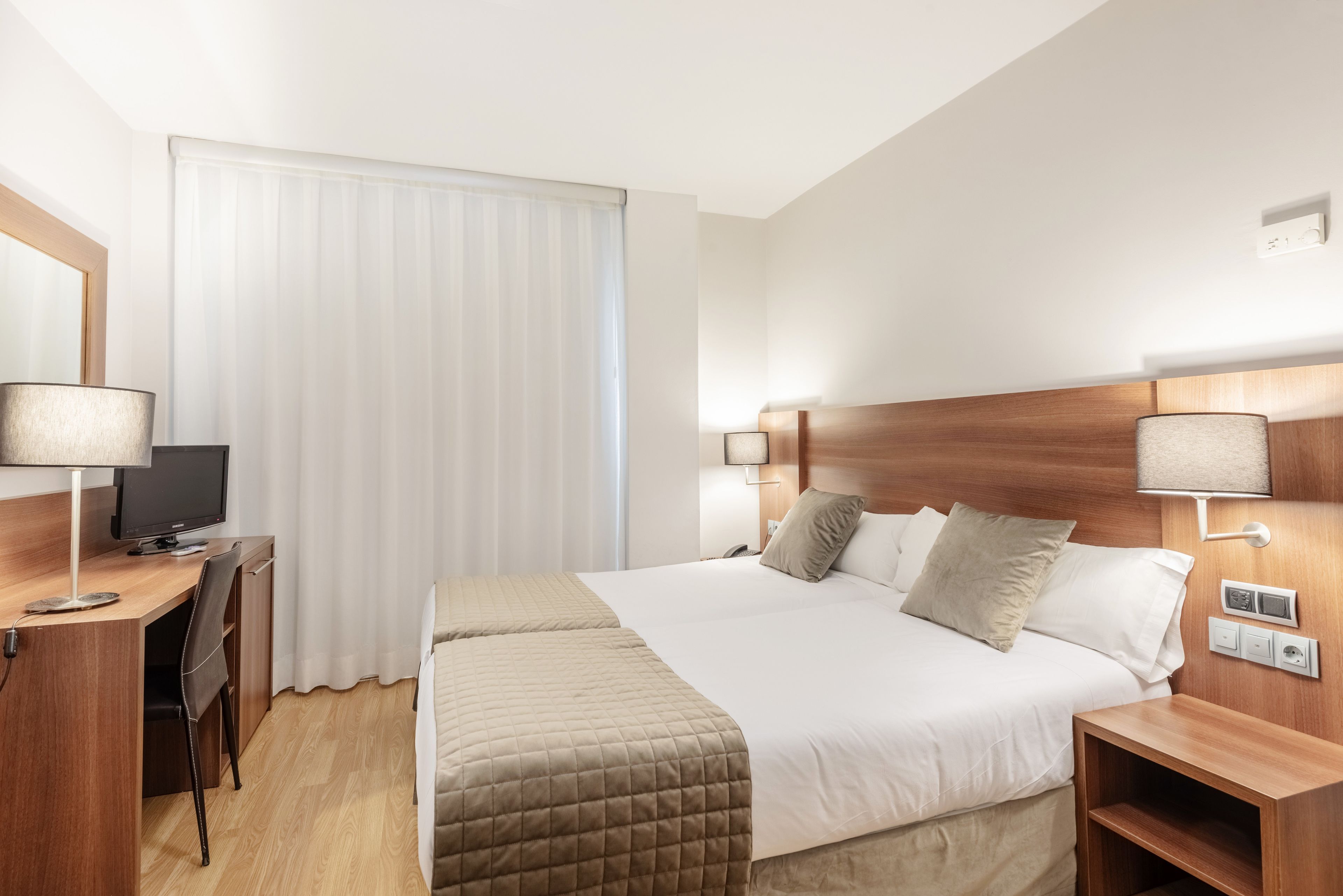 Doppelzimmer zur Einzelnutzung | Schreibtisch, schallisolierte Zimmer, kostenlose Babybetten