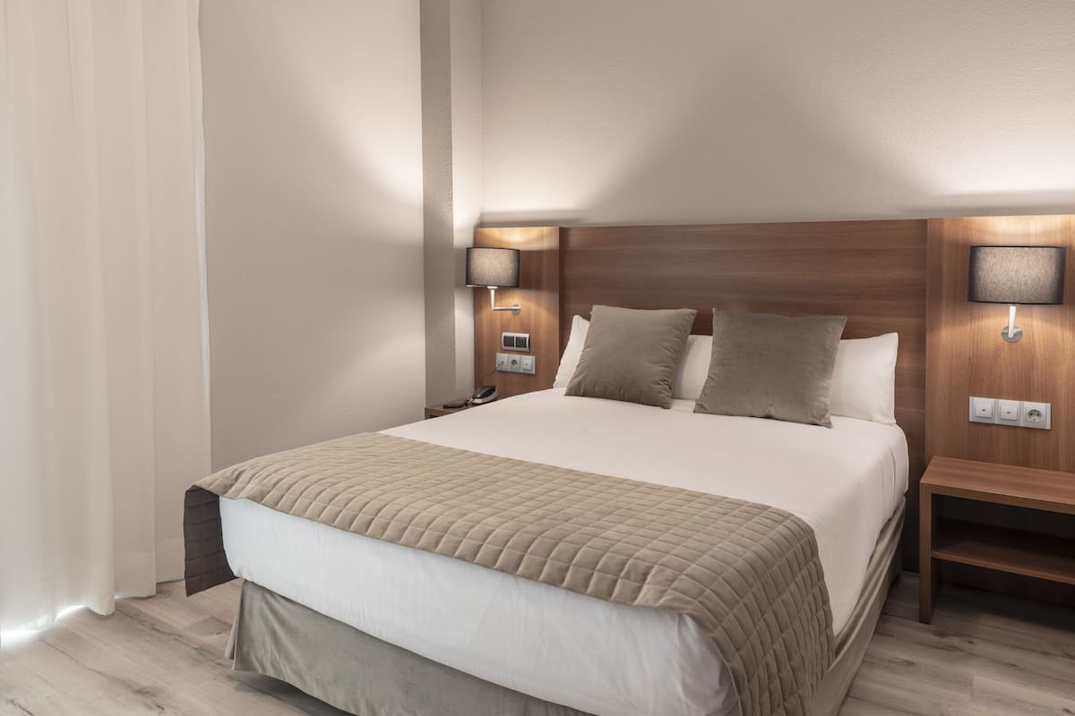 Desk, soundproofing, free cribs/infant beds, free WiFi