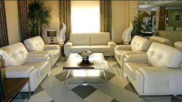 2 bars/lounges, tapas bar