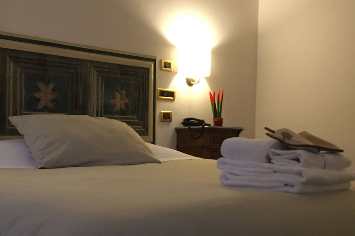 Standard Room, 1 Double Bed | Hypo-allergenic bedding available, pillowtop beds, in-room safe, desk