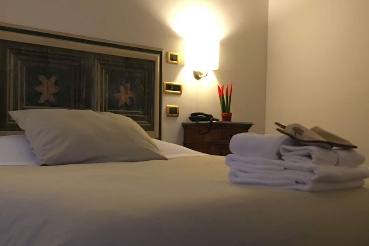 standard room, 1 double bed | minibar, in-room safe, individually decorated, desk