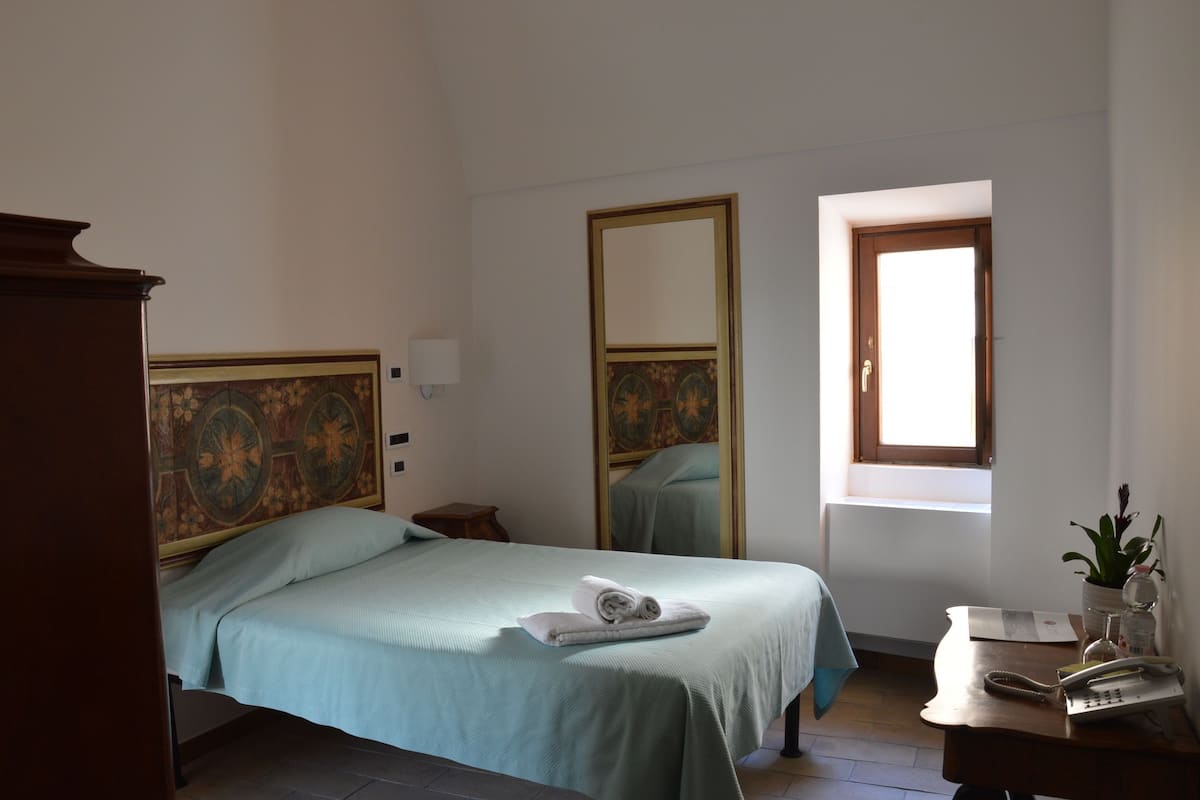 Single Room, 1 Twin Bed | Hypo-allergenic bedding available, pillowtop beds, in-room safe, desk