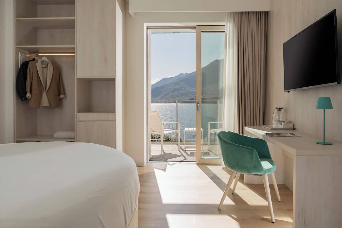 Doppia Club, vista lago parziale | Copriletto in piuma, minibar, cassaforte in camera, postazione laptop