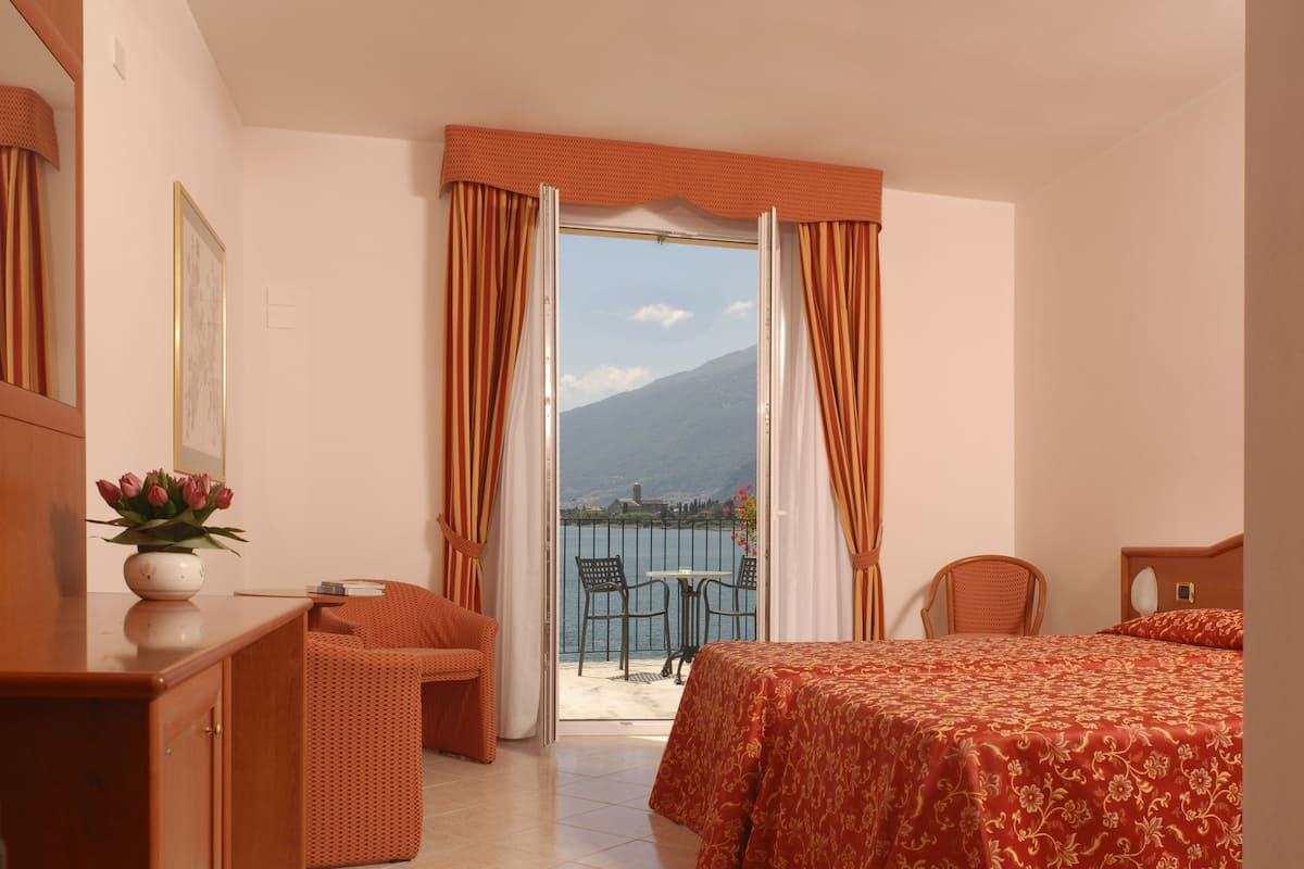 Copriletto in piuma, minibar, cassaforte in camera, postazione laptop