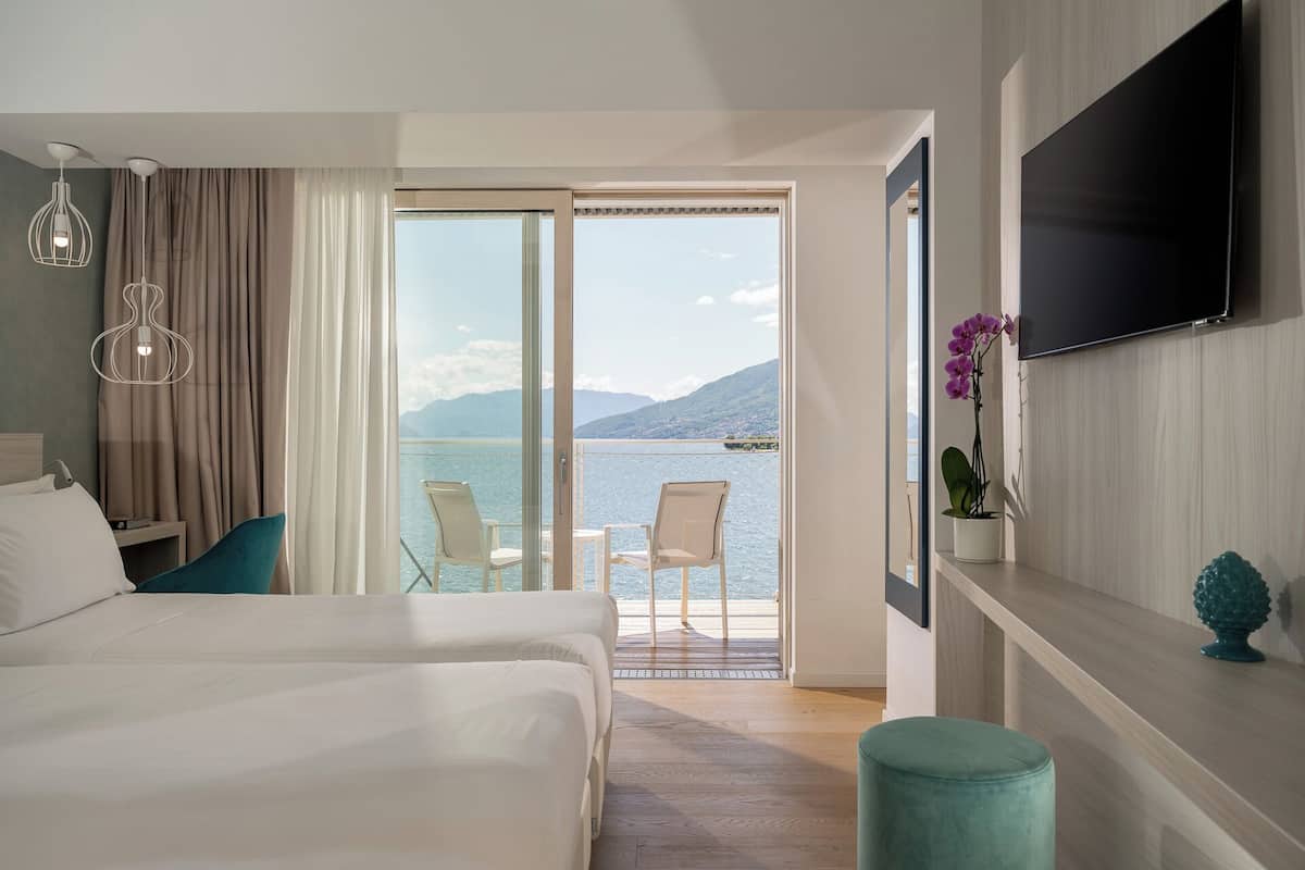 Doppia Executive, vista lago | Copriletto in piuma, minibar, cassaforte in camera, postazione laptop