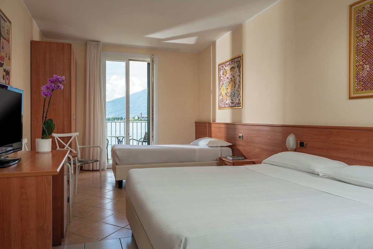 Tripla Comfort, vista lago | Copriletto in piuma, minibar, cassaforte in camera, postazione laptop