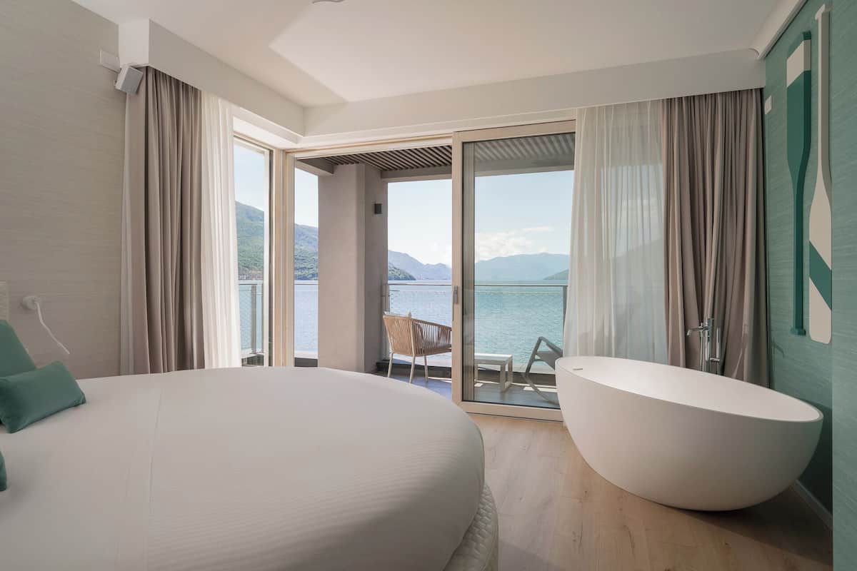 Doppia Romantica, vasca da bagno, vista lago | Copriletto in piuma, minibar, cassaforte in camera, postazione laptop