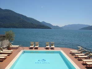 Piscina stagionale all'aperto, lettini