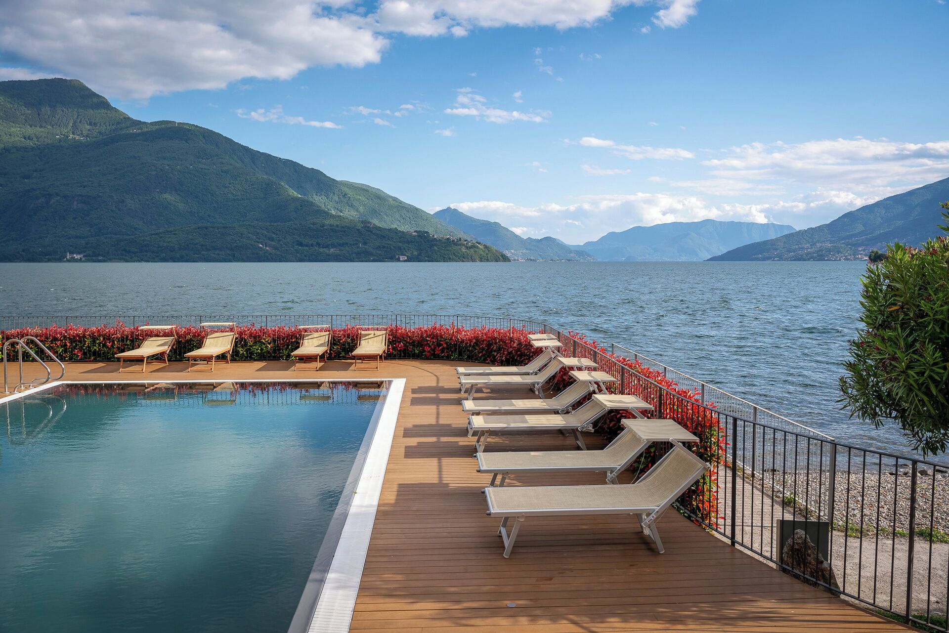 สระว่ายน้ำกลางแจ้งเปิดตามฤดูกาล, เก้าอี้อาบแดดริมสระ