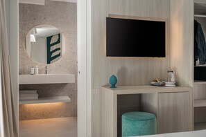 Quarto casal urbano | Edredons de pluma, frigobar, cofres nos quartos