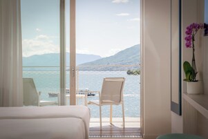 Cubrecamas, minibar y caja de seguridad en la habitación 