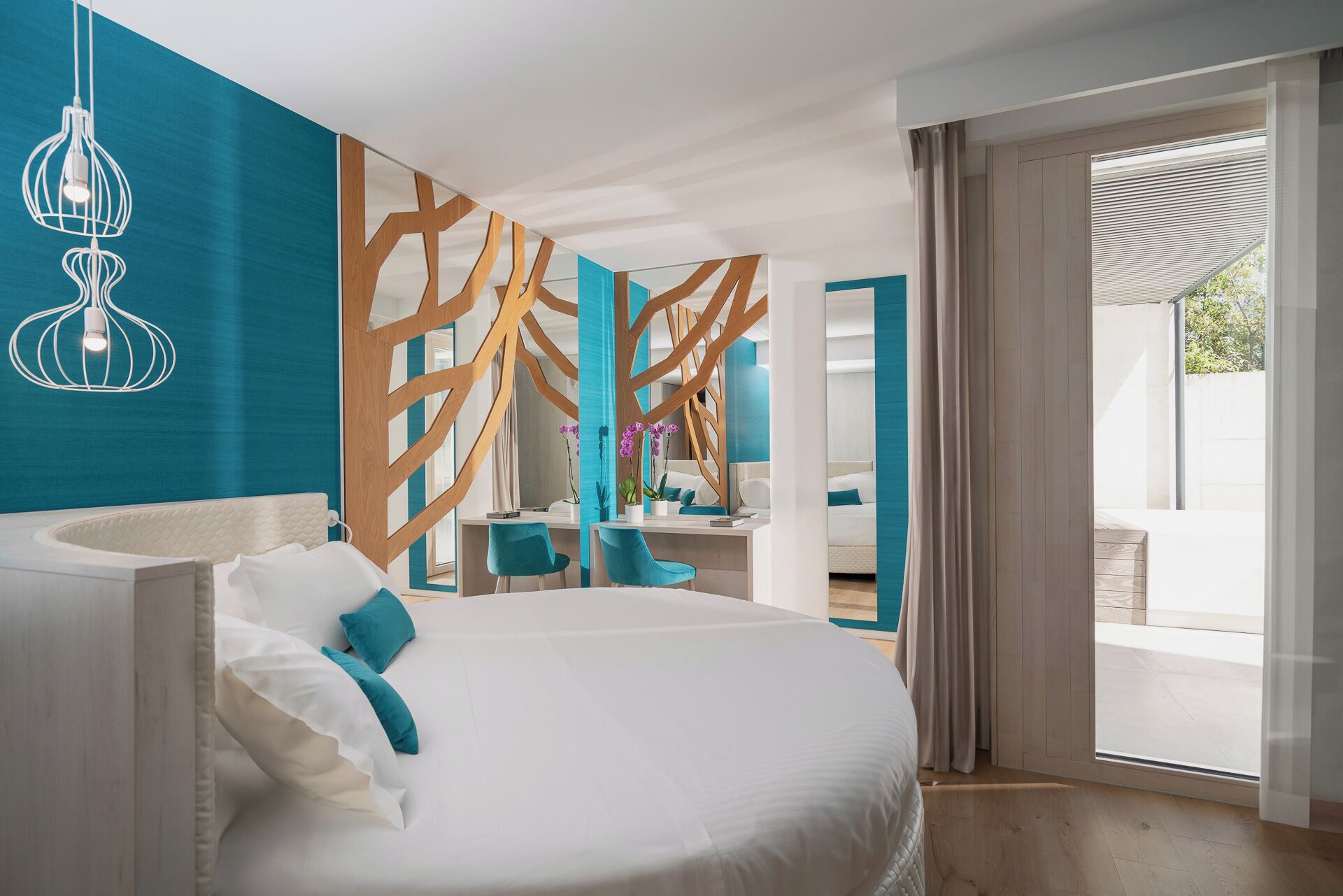 honeymoon double room, hot tub | down duvets, minibar, in-room safe, laptop workspace