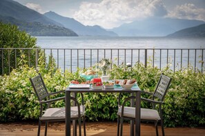 Breakfast, lunch, dinner served; beach views 