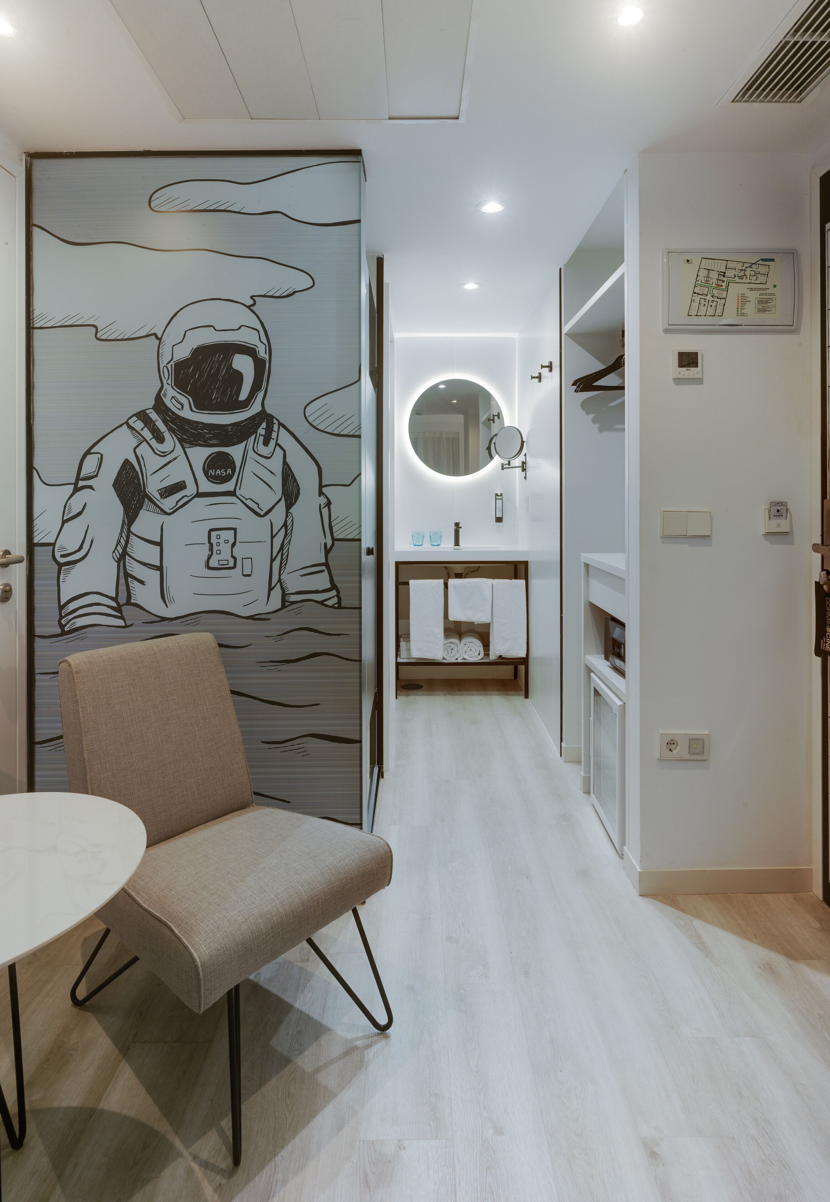 Une salle de bain moderne avec une douche, un miroir et un lavabo.