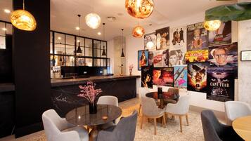 Desayuno buffet diario (EUR 15.50 por persona)