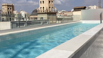 Sæsonbestemt udendørs pool, åben fra kl. 09.00 til kl. 18.00, liggestole