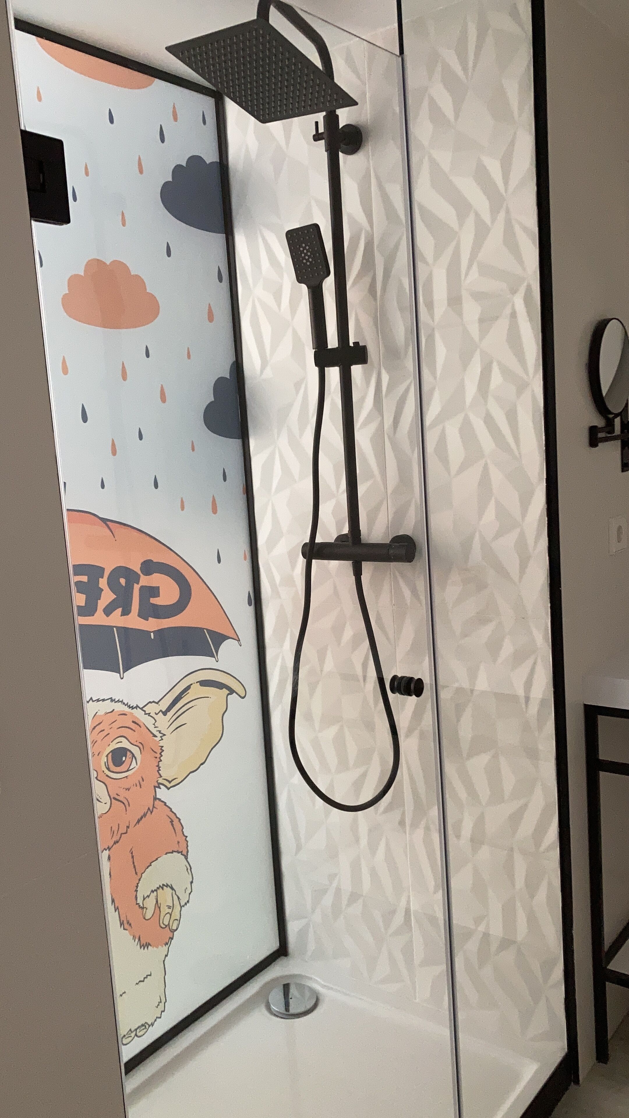 Ducha con diseño de nube de lluvia, cabezal de ducha manual y grifo de pared.
