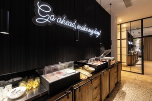 Tägliches Frühstücksbuffet gegen Gebühr
