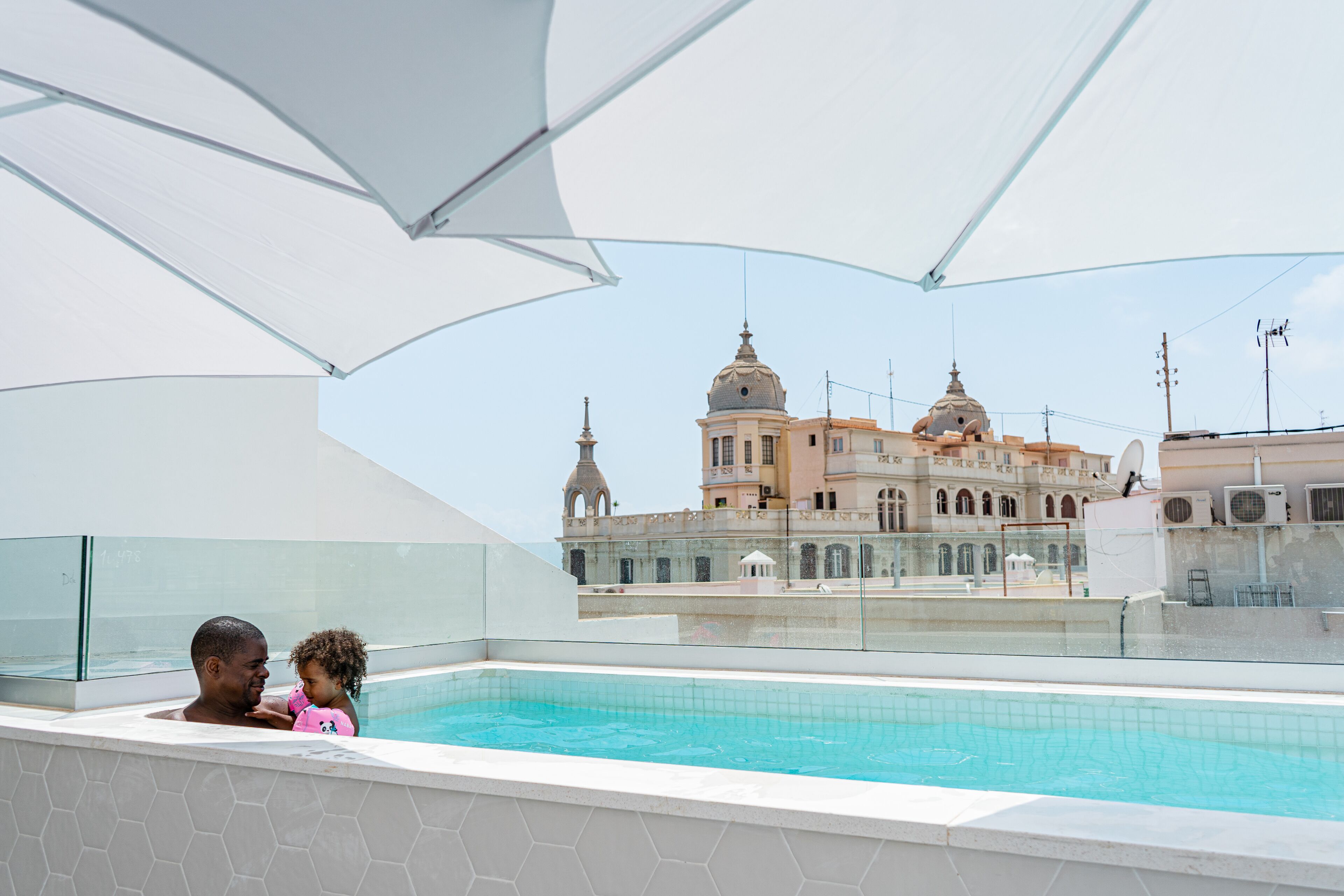 Una piscina al aire libre de temporada (de 09:00 a 18:00), tumbonas