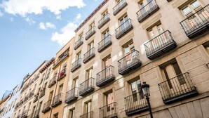 A multi-story building with balconies and windows. - Hotel Exe Suites 33 (Madrid)