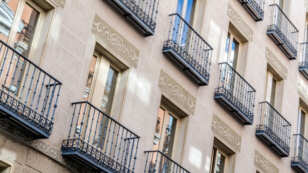 A building with multiple balconies and windows. - Hotel Exe Suites 33 (Madrid)