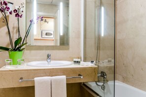Bathtub, eco-friendly toiletries, hair dryer, bidet - Hotel Exe Suites 33 (Madrid)