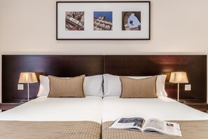 Down comforters, minibar, in-room safe, individually furnished - Hotel Exe Suites 33 (Madrid)