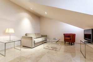 Down duvets, minibar, in-room safe, individually furnished - Hotel Exe Suites 33 (Madrid)