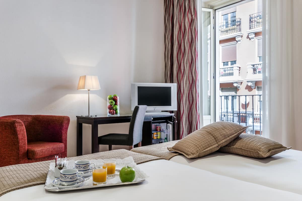Familiekamer | Donzen dekbedden, een minibar, een kluis op de kamer