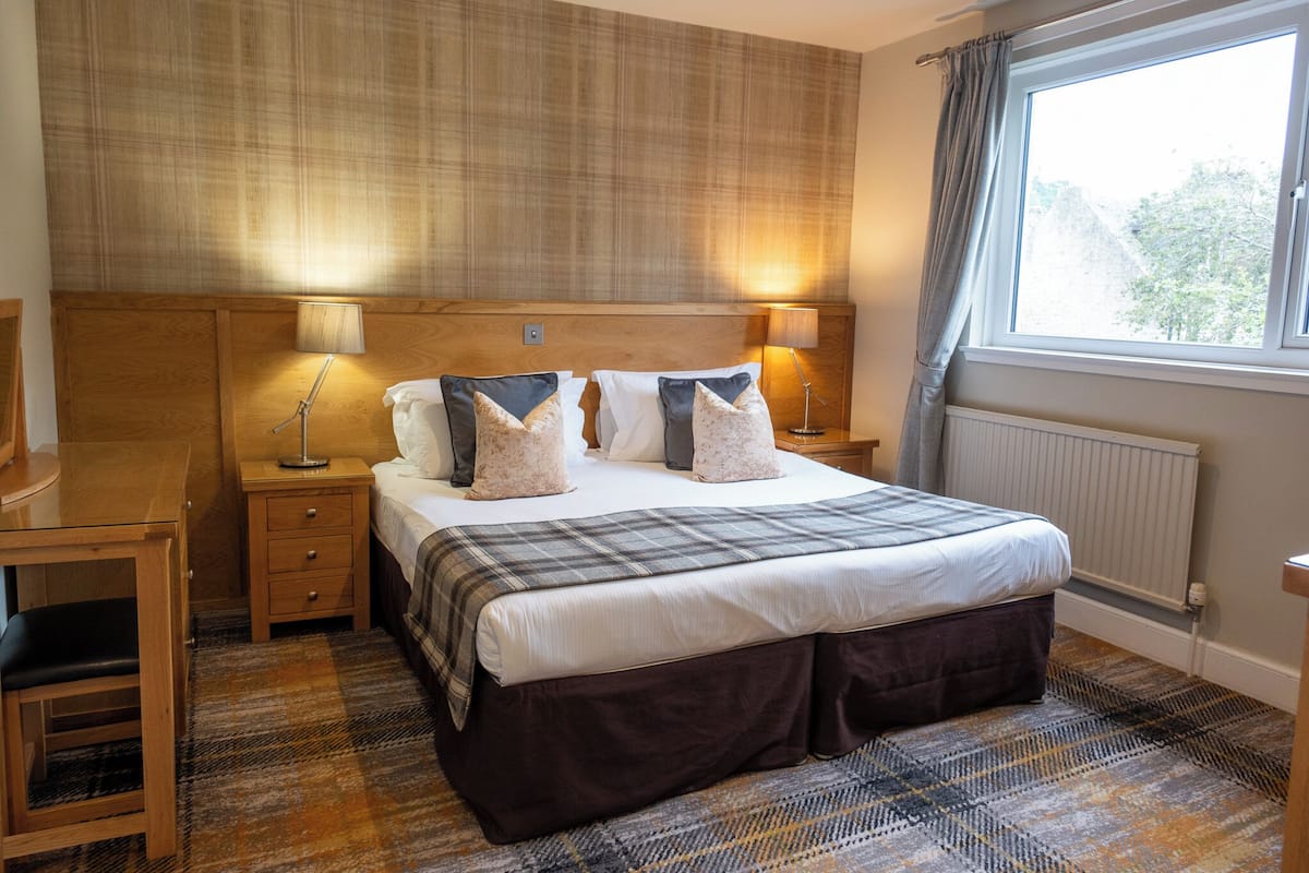 Klassieke tweepersoonskamer, 1 slaapkamer, niet-roken, huisdieren toegestaan | 1 slaapkamer, hypoallergeen beddengoed, een bureau, een laptopwerkplek